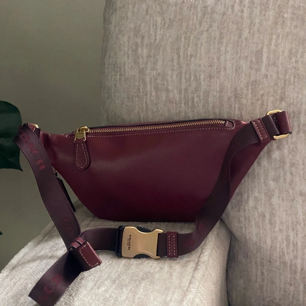 Coach Outlet Warren Mini Belt
Bag With Houndstooth Print - Picture 4 of 6